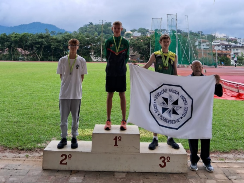 O aluno Gabriel Freiberger conquistou o 2º lugar no Salto Triplo nos JESC (15 a 17 anos) fase microrregional